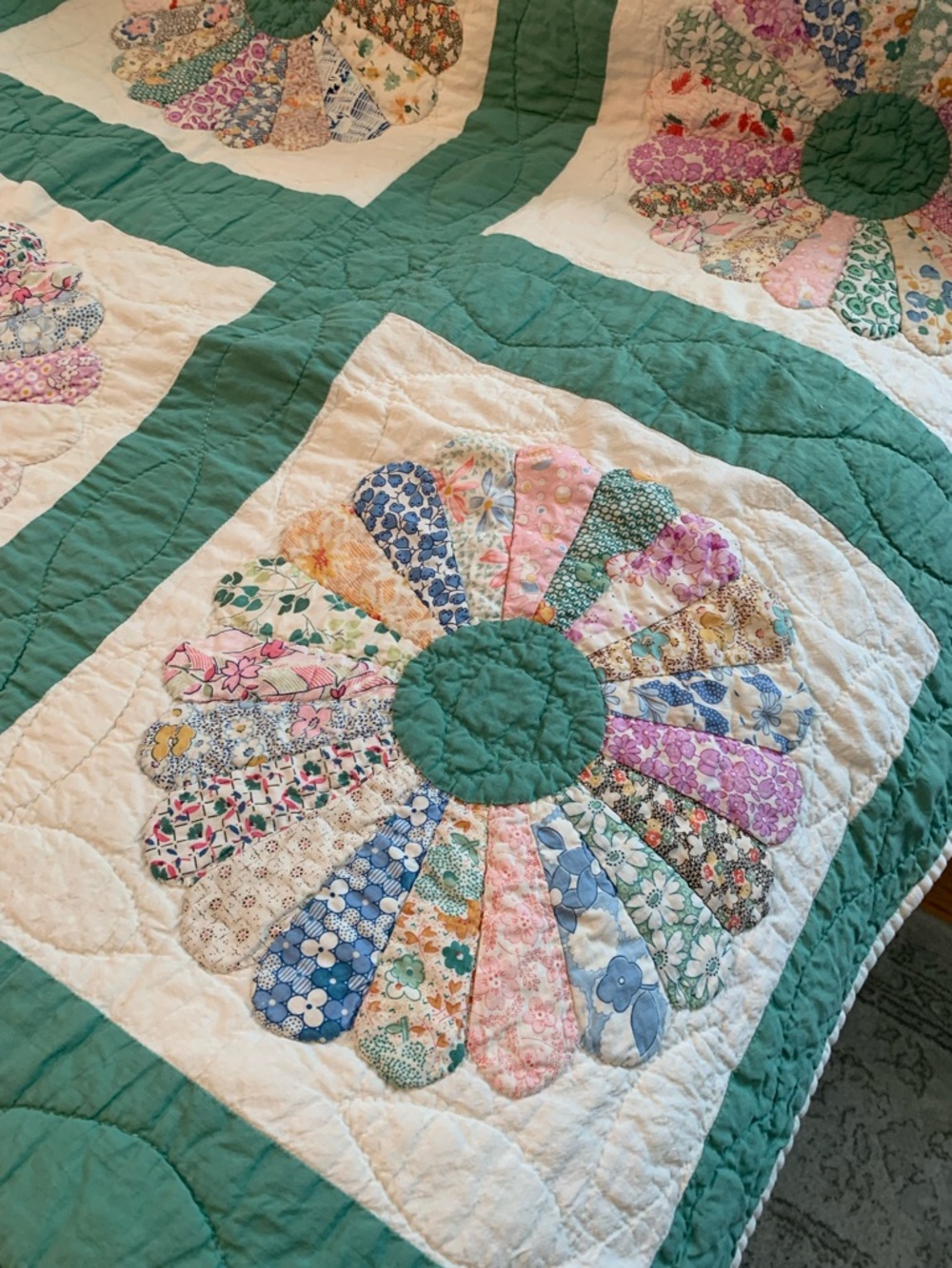 Vintage Handmade Green Dresden Plate Quilt - Pastel Floral Patchwork - Picture 4 of 7